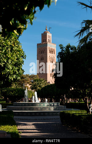 Le célèbre minaret de Koutoubia comme vu à partir d'une fontaine dans le parc Lalla Hasna lors d'un matin de printemps (Marrakech, Maroc, Afrique) Banque D'Images