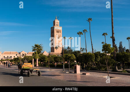 Sur le célèbre minaret de Koutoubia comme vu du parc Lalla Hasna avec Marrocan typique wagon de bétail (Marrakech, Maroc, Afrique) Banque D'Images