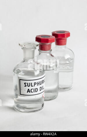 Flacons de réactifs d'acide sulfurique sur un fond blanc Banque D'Images