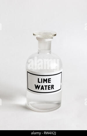 Flacon de réactif unique contenant l'ensemble des produits chimiques limewater, sur un fond blanc. Banque D'Images