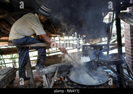 Femme cambodgienne faire riz nouilles, kh'teaw, dans un environnement de base, Battambang, Cambodge Banque D'Images