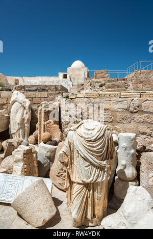 Vue verticale d'anciennes sculptures dans le Fort Ghazi Mustapha à Houmt Souk à Djerba, Tunisie Banque D'Images