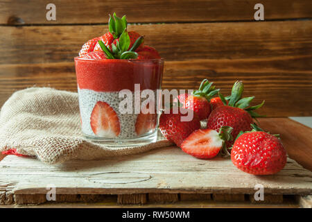 Bas Carb Fraise et chia puddings dans un fond de verre, de bois Banque D'Images