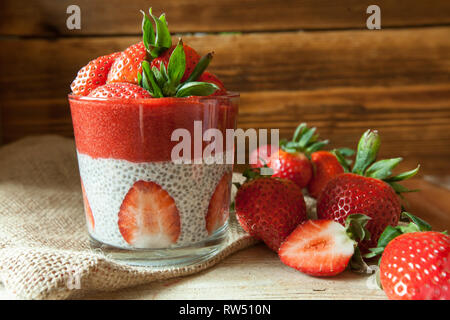 Bas Carb Fraise et chia puddings dans un fond de verre, de bois Banque D'Images