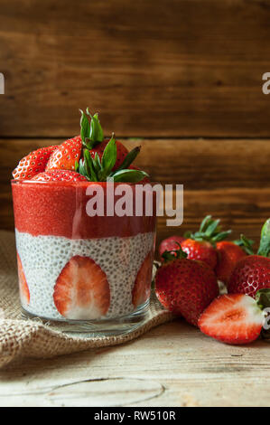 Bas Carb Fraise et chia puddings dans un fond de verre, de bois Banque D'Images