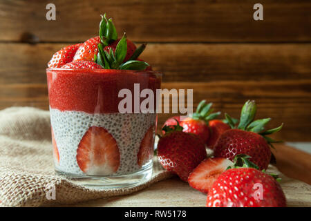 Bas Carb Fraise et chia puddings dans un fond de verre, de bois Banque D'Images