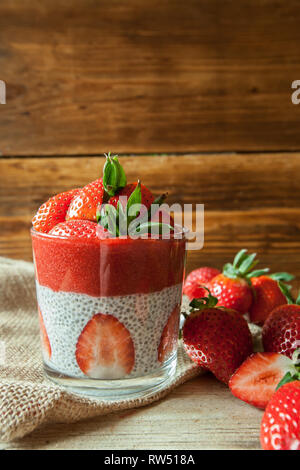 Bas Carb Fraise et chia puddings dans un fond de verre, de bois Banque D'Images