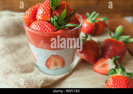 Bas Carb Fraise et chia puddings dans un fond de verre, de bois Banque D'Images