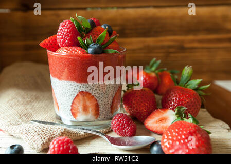 Bas Carb Fraise et chia puddings dans un fond de verre, de bois Banque D'Images