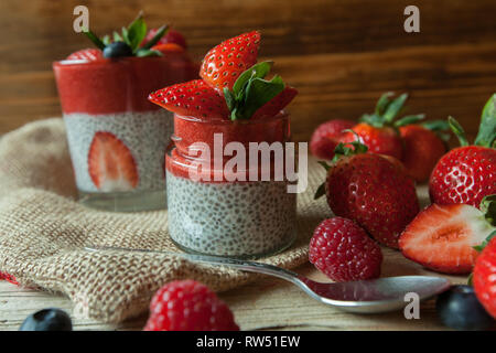 Bas Carb Fraise et chia puddings dans un fond de verre, de bois Banque D'Images