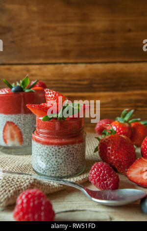 Bas Carb Fraise et chia puddings dans un fond de verre, de bois Banque D'Images