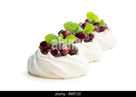 Pavlova gâteau meringué aux canneberges et de feuilles de menthe Banque D'Images