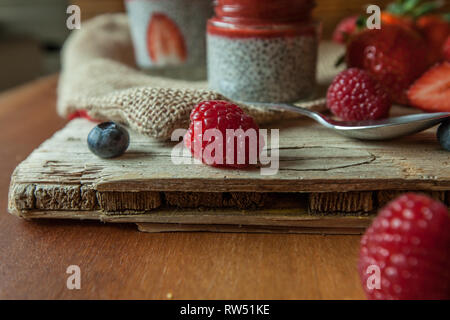 Bas Carb Fraise et chia puddings dans un fond de verre, de bois Banque D'Images