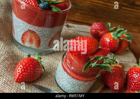 Bas Carb Fraise et chia puddings dans un fond de verre, de bois Banque D'Images