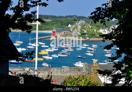 Vue à travers les arbres de la station de sauvetage de l'autre côté du port sur St Marys, Îles Scilly depuis la colline jusqu'à la garnison.Cornwall, en Angleterre, U Banque D'Images