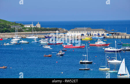 Vue de dessus la station de sauvetage de l'autre côté du port, vers le quai de St Marys, Îles Scilly avec les yachts et bateaux de touristes inter island Banque D'Images