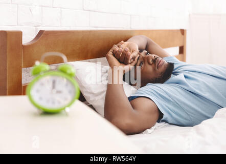 Homme noir au lit souffrant d'insomnie et trouble du sommeil Banque D'Images