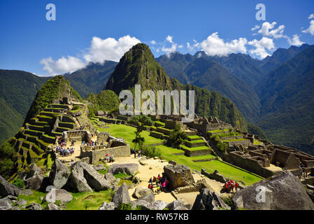 Vue de la cité inca perdue de Machu Picchu près de Cusco, Pérou. Le Machu Picchu est un sanctuaire historique du Pérou. Les gens peuvent être vus sur le premier plan. Banque D'Images