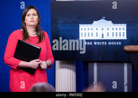 Sarah Huckabee Sanders, attachée de presse à la Maison-Blanche, pose des questions aux journalistes de la Maison-Blanche à Washington le 28 janvier 2019. C'est la première fois que la Maison-Blanche tient un point de presse officiel depuis le 18 décembre 2018. Banque D'Images