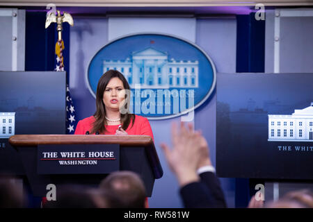 Sarah Huckabee Sanders, attachée de presse à la Maison-Blanche, pose des questions aux journalistes de la Maison-Blanche à Washington le 28 janvier 2019. C'est la première fois que la Maison-Blanche tient un point de presse officiel depuis le 18 décembre 2018. Banque D'Images