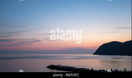 Vue panoramique sur la mer calme du soir avec un ciel rose Banque D'Images