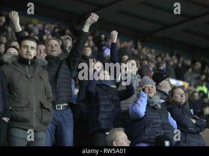 NOTE DU RÉDACTEUR GESTE Fans se disputer dans les stands avant pendant le ciel parier match de championnat à Hillsborough, Sheffield. Banque D'Images