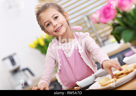 Cute little girl préparer des cookies dans la cuisine Banque D'Images