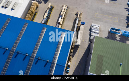 Centre de logistique. Camions dans le centre de distribution de l'entrepôt. Vue aérienne Banque D'Images