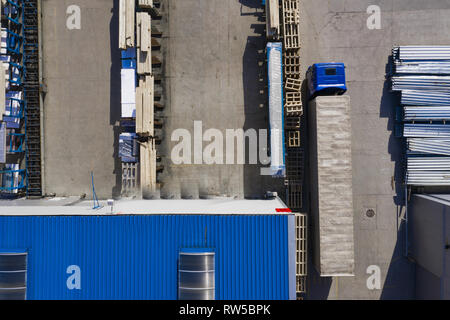 Centre de logistique. Camions dans le centre de distribution de l'entrepôt. Vue aérienne Banque D'Images