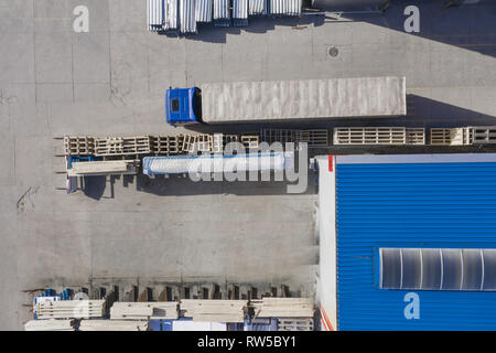 Centre de logistique. Camions dans le centre de distribution de l'entrepôt. Vue aérienne Banque D'Images