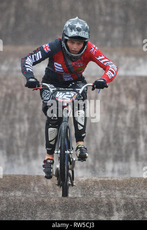 Piste de BMX racing. Rider in women's course de sprint. Dans des conditions difficiles de la tempête de vent et de fortes pluies. Banque D'Images