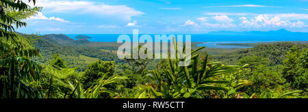 Vue panoramique sur la forêt tropicale australienne avec la rivière Daintree et le littoral Banque D'Images