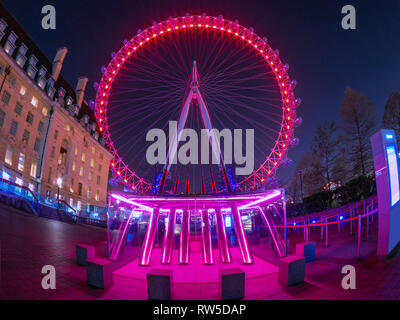 Londres, Angleterre, Royaume-Uni - 27 Février 2019 : scène de nuit avec large vue sur la célèbre London Eye contre le ciel plein d'étoiles, illuminé la nuit Banque D'Images