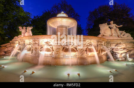 Fontaine publique à Munich l'éclairage de nuit, wittelsbacher Brunet, Bavière voyage Banque D'Images