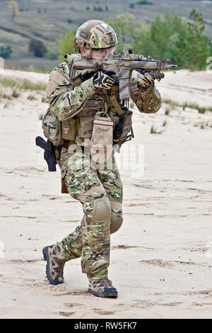 Soldat américain dans le désert pendant l'opération militaire. Banque D'Images