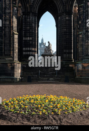 Vue à travers le Scott Monument vers la tour de l'horloge en arrière-plan sur une journée ensoleillée, Édimbourg, Écosse Banque D'Images