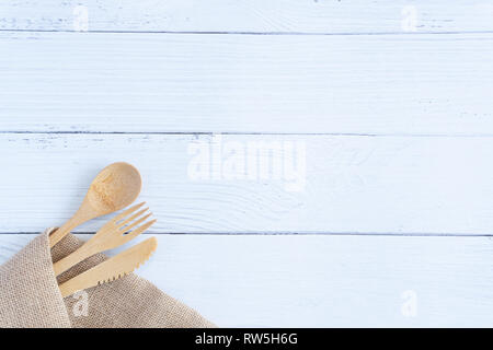 Brosse à dents en bois de bambou sur table en marbre blanc propre concept d'arrière-plan Vue de dessus pour sauver la terre, la Journée mondiale de l'environnement, de plastique, de télévision cuisine Banque D'Images