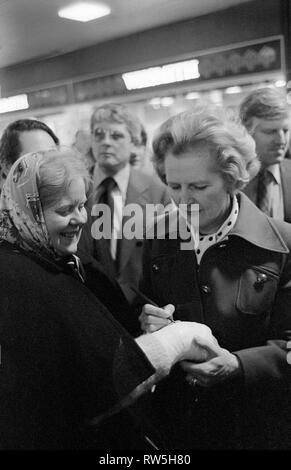 Margaret Thatcher des campagnes pour les élections générales de 1979 dans la région de Northampton. Elle signe son autographe sur le plâtre d'un partisan conservateur local. 1970 UK HOMER SYKES Banque D'Images