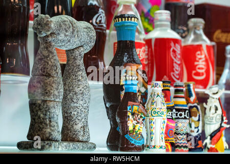 KULESHOVKA, RUSSIE - 13 décembre 2018 : Souvenirs en bouteilles Coca-Cola Museum Banque D'Images