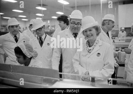 Margaret Thatcher des campagnes pour les élections générales de 1979 dans la région de Northampton. Visite de l'usine sandwich Telfers. Bénéficiant d'une plaisanterie. 1970 HOMER SYKES Banque D'Images