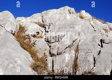 La première guerre mondiale, les Alpes Carniques, Mont Freikofel. Elle a été le théâtre de batailles sanglantes entre soldats austro-hongrois et italiens pendant la PREMIÈRE GUERRE MONDIALE. graffitis réalisés par les troupes alpines italiennes. Banque D'Images