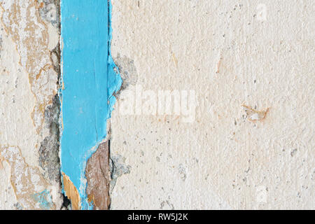 Joint de dilatation - planche de bois entre les blocs de béton armé dans le mur. La technologie de raccordement désuet, les structures en béton armé. 12.2005 C Banque D'Images