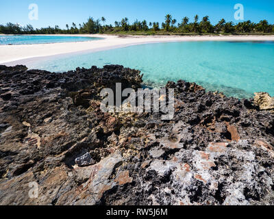 L'île de corail tropical à anses double plage, gouverneurs Harbour, Île Eleuthera, aux Bahamas, dans les Caraïbes. Banque D'Images