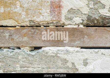 Joint de dilatation - planche de bois entre les blocs de béton armé dans le mur. La technologie de raccordement désuet, les structures en béton armé. 12.2005 C Banque D'Images