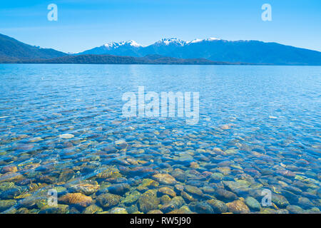 Le lac Stony bord de lac Te Anau sous ciel bleu clair Banque D'Images