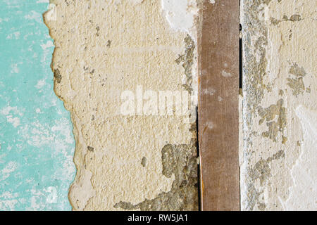 Joint de dilatation - planche de bois entre les blocs de béton armé dans le mur. La technologie de raccordement désuet, les structures en béton armé. 12.2005 C Banque D'Images