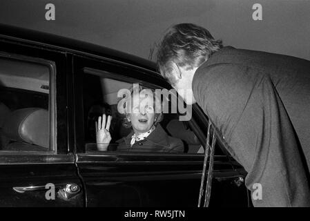 Margaret Thatcher des campagnes pour les élections générales de 1979 dans la région de Northampton. Local de réunion de l'Association conservatrice du sud de Northampton. Le député conservateur Michael Morris, qui est maintenant le Baron Balmoral de Sandy ils disent au revoir. 1970 HOMER SYKES Banque D'Images