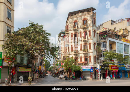 L'architecture française traditionnelle dans le vieux quartier de Hanoi, Vietnam, Asie Banque D'Images