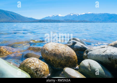 Le lac Stony bord de lac Te Anau sous ciel bleu clair Banque D'Images