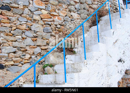 Escalier ancien construit dans le mur rocheux près du port de Sissi, en Crète en Grèce Banque D'Images